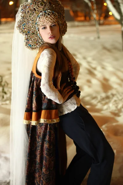 Hermosa chica en invierno en Navidad. Moda y belleza. Estilo de ropa de diseño. Piel caliente y tradiciones rusas en la noche en la granja . —  Fotos de Stock