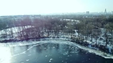 Kışın Dnipro nehrinde uçan İHA, Kyiv şehrinin arka planında. Yüksek kaliteli FullHD görüntüler. Ukrayna
