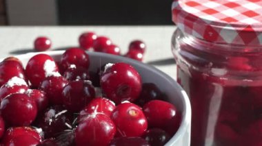 Beyaz tuğladan bir duvarın arkasında kırmızı taze kirazlı dönen bir kase. Yüksek kaliteli FullHD görüntüler