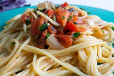 Makarna, domates soslu spagetti, beyaz arka planda parmesan peyniri ve fesleğen..