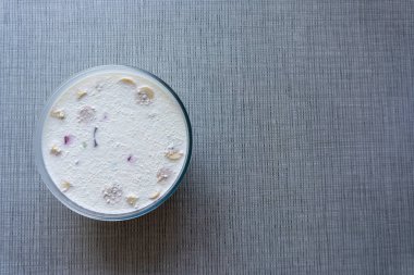 Kırık cam jöleli kek ve gri masada muzlar, düz yatıyordu.