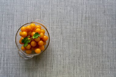 Masadaki cam kasede kiraz eriği. Uzayı kopyala Görünümün üstünde