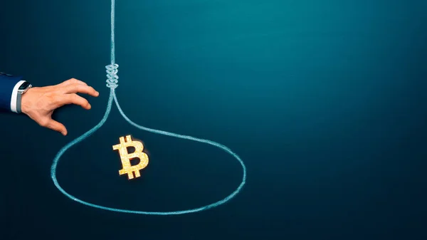 Gescheitertes Konzept. Geschäftsmann Hand versucht, die Geldfalle mit Bitcoin zu erreichen. Kopierraum — Stockfoto