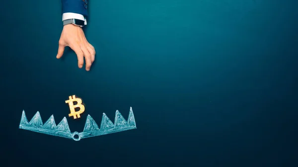 Gescheitertes Konzept. Bitcoin als Köder. Kryptowährung in die Bärenfalle. Geschäftsmann Hand versucht, die Geldfalle mit Bitcoin zu erreichen. Kopierraum — Stockfoto