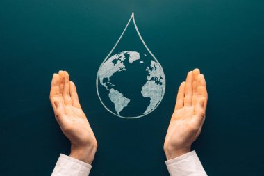 Su kavramını sakla. Ekoloji problemi ve gezegenin yeri doldurulamaz doğal kaynakları. Toprak gezegeni çizerek su damlasını tutan eller..