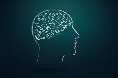 Eğitim konsepti. Elle çizilmiş okul karalama simgeleriyle insan kafası. Okuma, bilgi, öğrenme fikri. Boşluğu kopyala.