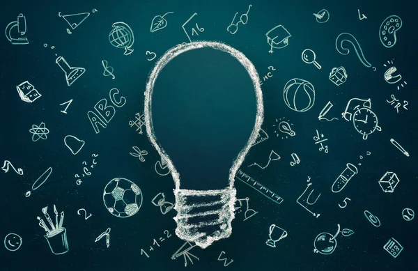 Idee Und Ausbildungskonzept Glühbirne Mit Handgezeichneten Schulkritzelsymbolen Lernen Wissen Lernidee — Stockfoto