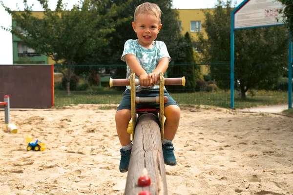 Muchachos Niño Divirtiéndose Columpio Parque Público Feliz Niño Disfruta Balanceándose —  Fotos de Stock