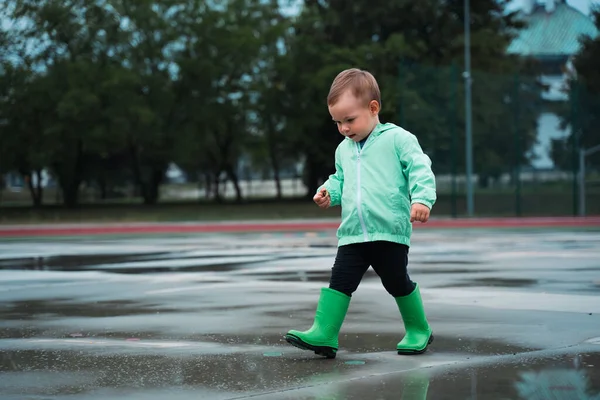 Хлопчик Грає Над Літнім Дощем Діти Носять Зелений Плащ Гумові Стокове Зображення