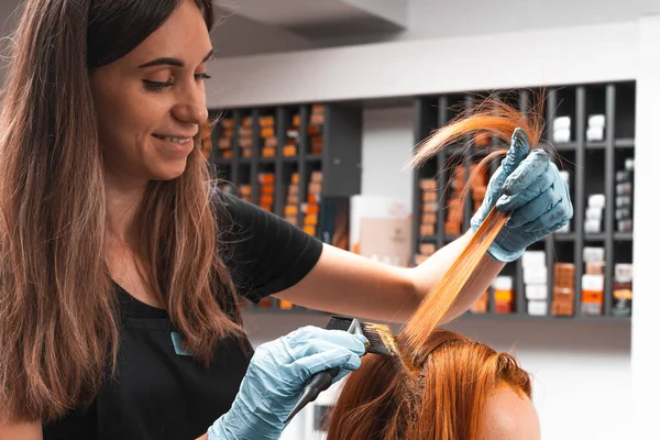 Χρωματισμός Μαλλιών Σαλόνι Ομορφιάς Επαγγελματίας Μάγος Ζωγραφίζει Μαλλιά Στο Σαλόνι — Φωτογραφία Αρχείου