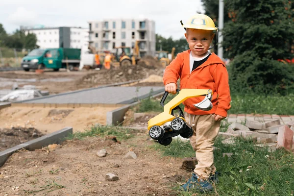 Niño Con Excavadora Cerca Del Sitio Construcción Sueña Con Ser —  Fotos de Stock