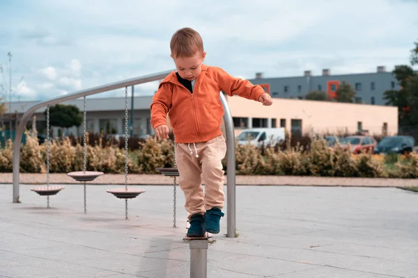 Des Enfants Jouent Sur Une Aire Jeux Concept Équilibrage Enfant — Photo