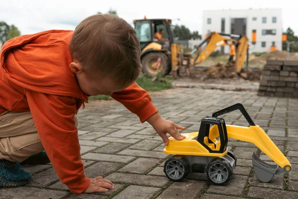 Criança Com Escavadeira Perto Canteiro Obras Sonha Ser Engenheira Pequeno — Fotografia de Stock