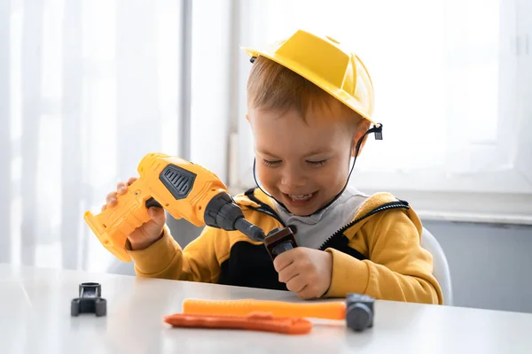 Kind Spielt Hause Mit Arbeitsgeräten Träumt Davon Ingenieur Werden Kleiner — Stockfoto