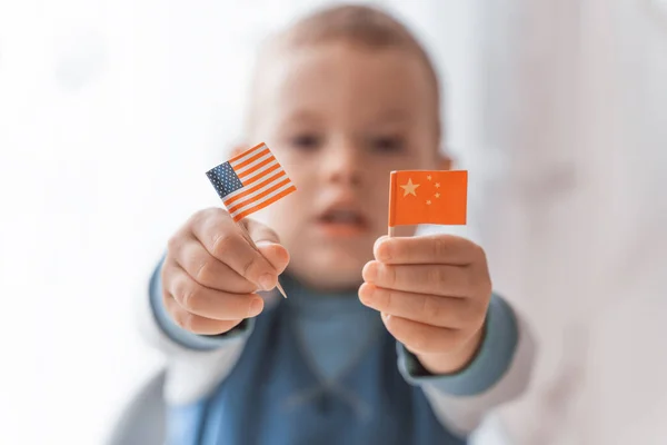 Хлопчик Національним Прапором Уси Чіни Символ Відносин Сполучених Штатів Америки — стокове фото