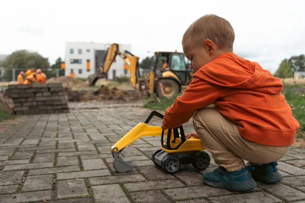 Niño Con Excavadora Cerca Del Sitio Construcción Sueña Con Ser —  Fotos de Stock