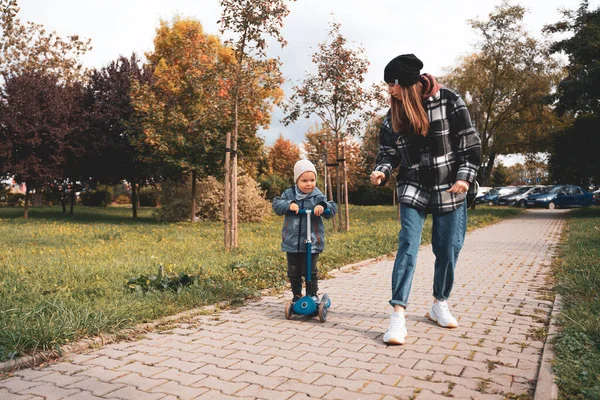 Anne Oğul Eğleniyor Mutlu Aile Annesi Çocuğuna Şehirde Scooter Sürmeyi — Stok fotoğraf