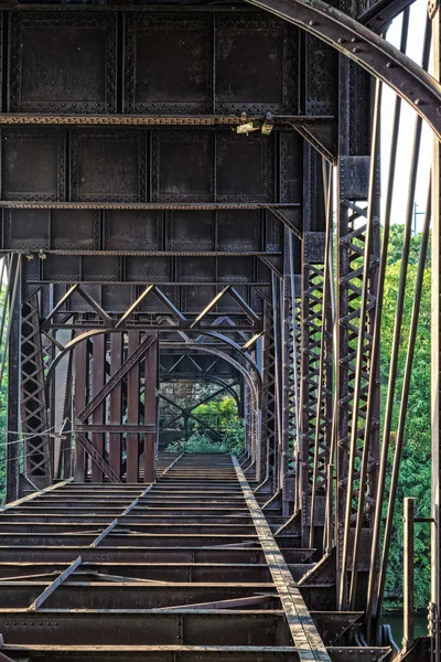 Velha ponte enferrujada — Fotografia de Stock