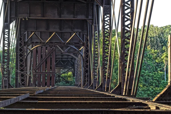 Velha ponte enferrujada — Fotografia de Stock