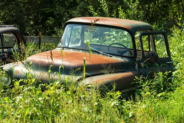 Εγκαταλελειμμένο φορτηγό vintage Εικόνα Αρχείου