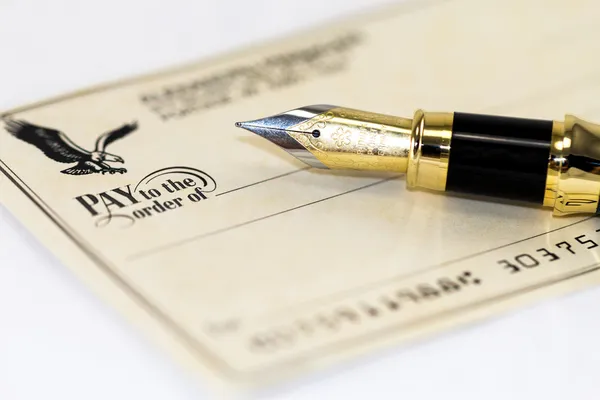 Escribir un cheque — Foto de Stock