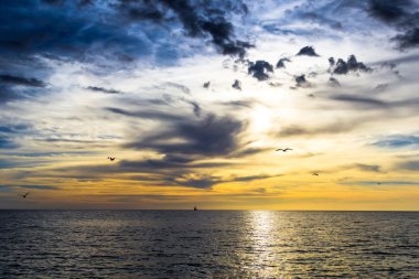 Bulutlu gün batımı