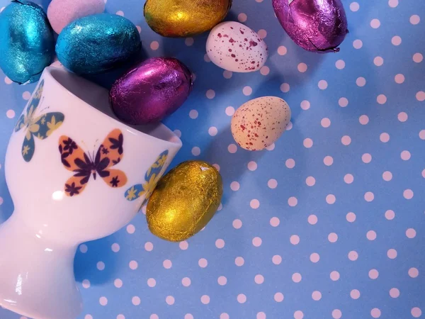 Huevos de Pascua y taza de huevo —  Fotos de Stock