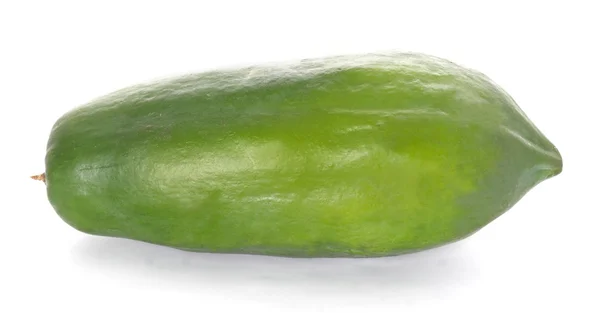 Rohe Papaya auf weißem Hintergrund — Stockfoto