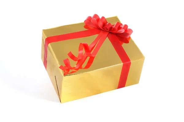 Goldene Geschenkbox auf weißem Hintergrund — Stockfoto