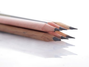 beyaz arkaplanda kalem