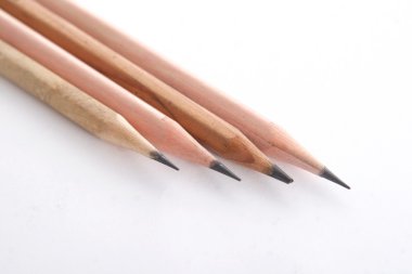 Beyaz arka plan üzerinde izole ahşap kalem
