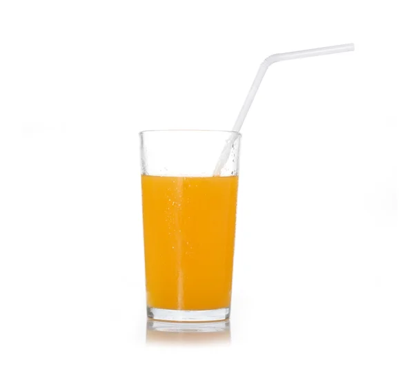 Orangensaft isoliert auf weißem Hintergrund — Stockfoto