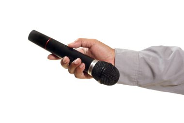 adam elini tutarak mikrofon