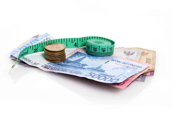 Rupiah met maatregel tape — Stockfoto