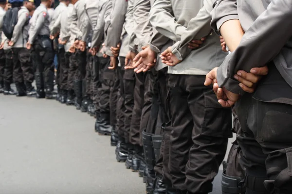 Parte del cuerpo - policía indonesia desde atrás — Foto de Stock