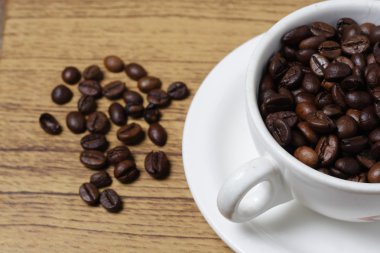 robusta kahve çekirdekleri fincan