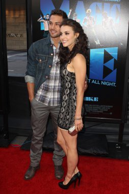 Ryan guzman ve kathryn mccormick gelen warner bros galasında