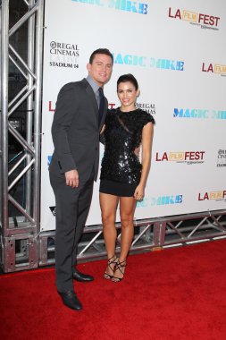 Channing tatum ve jenna dewan tatum geldiğinde warner bros galasında