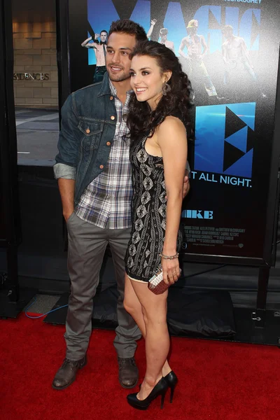 Ryan Guzman and Kathryn McCormick arrive at Warner Bros premiere — Stock Photo, Image