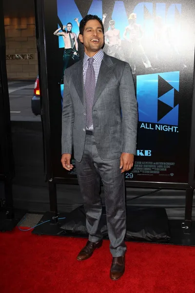 Adam Rodriguez arrives at Warner Bros premiere — Stock Photo, Image