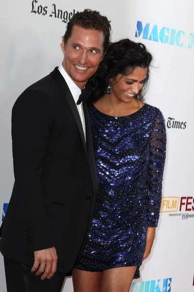 Matthew mcconaughey ve eşi camila mcconaughey geldiğinde warner bros galasında