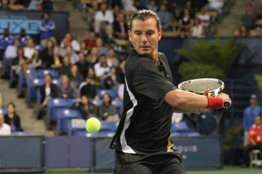 John lovitz ve jim courier gavin rossdale ve michael chang karşı bir sadaka maç oynamak