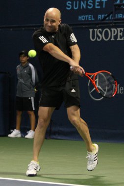 Andre agassi ve john mcenroe sadaka maç oynamak