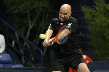 Andre agassi ve john mcenroe sadaka maç oynamak