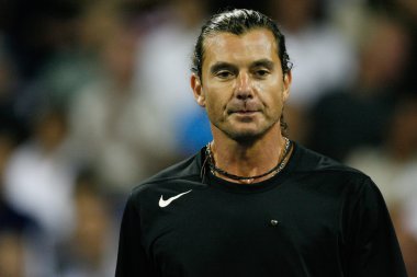 John lovitz ve jim courier gavin rossdale ve michael chang karşı bir sadaka maç oynamak