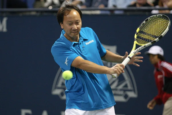 John Lovitz und Jim Courier spielen ein Charity-Match gegen Gavin Rossdale und Michael chang — Stockfoto