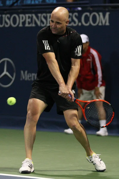 Andre agassi und john mcenroe spielen ein Benefizspiel — Stockfoto