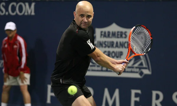 Andre agassi en john mcenroe spelen een liefdadigheid wedstrijd — Stockfoto