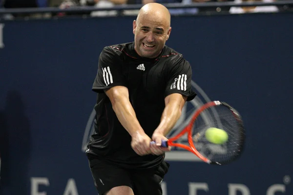 Andre agassi och john mcenroe spela en välgörenhet match — Stockfoto