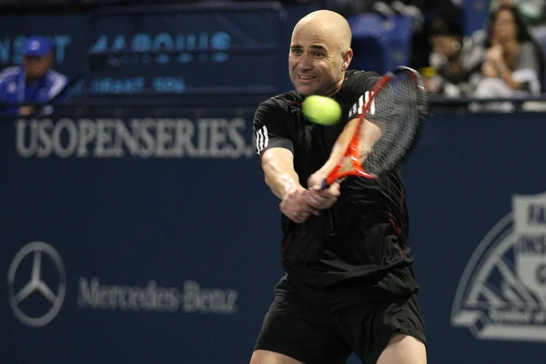 André Agassi et John McEnroe jouent un match de charité — Photo